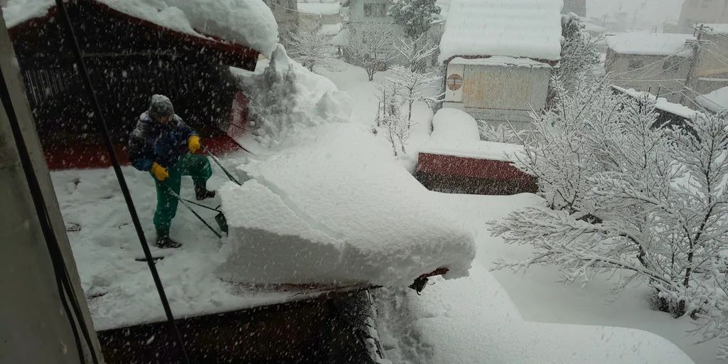 野沢温泉・清風館　湯屋 屋根雪おろし